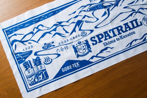 『RASSLIN‘&CO.』として依頼を受け、デザインを担当した『スパトレイル(2014年6月開催)』参加賞の手ぬぐい。 大会プロデューサーである鏑木毅さんの想いを、そのままデザインに盛り込んだ。