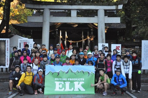 エルク主催の『武田の杜トレイルランニングレース試走会』。中央列の一番左が 中込さん、前列左から二番目が柳澤社長。トレイルランナーの山本健一さんや 小川壮太さん、『スリーピークス八ヶ岳』実行委員会の松井裕美さんの姿も。